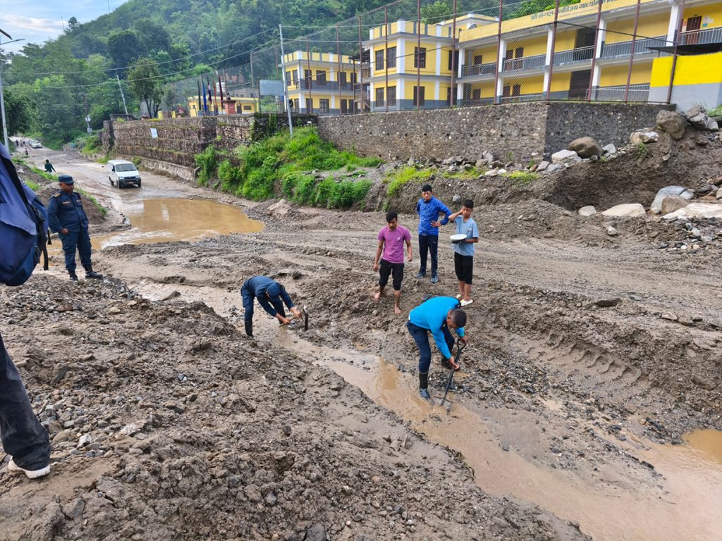 निरन्तर वर्षाका कारण बीपी राजमार्ग दैनिक अवरुद्ध: यातायातमा ठूलो समस्या
