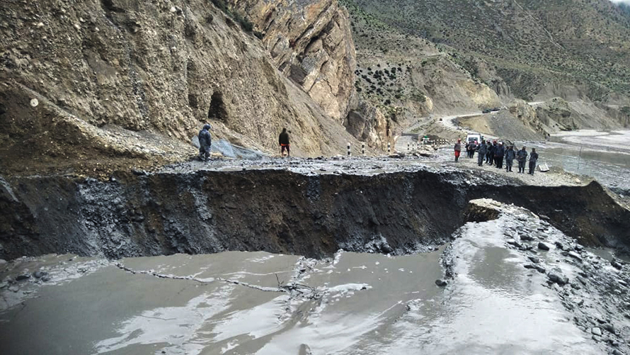 जोमसोम–कोरला सडकको छुसाङ खण्डमा लेदो सहितको पहिरो, यातायात अवरुद्ध