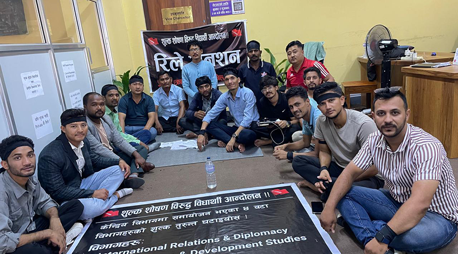 त्रिविमा विद्यार्थीको २१ दिनदेखिको रिले अनशन: शुल्क घटाउन प्रशासन तयार छैन