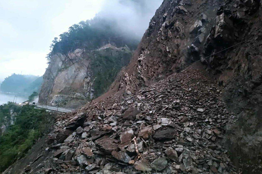 वर्षासँगै पाँच राजमार्ग बन्द: दशैंमा यात्रु संकटमा