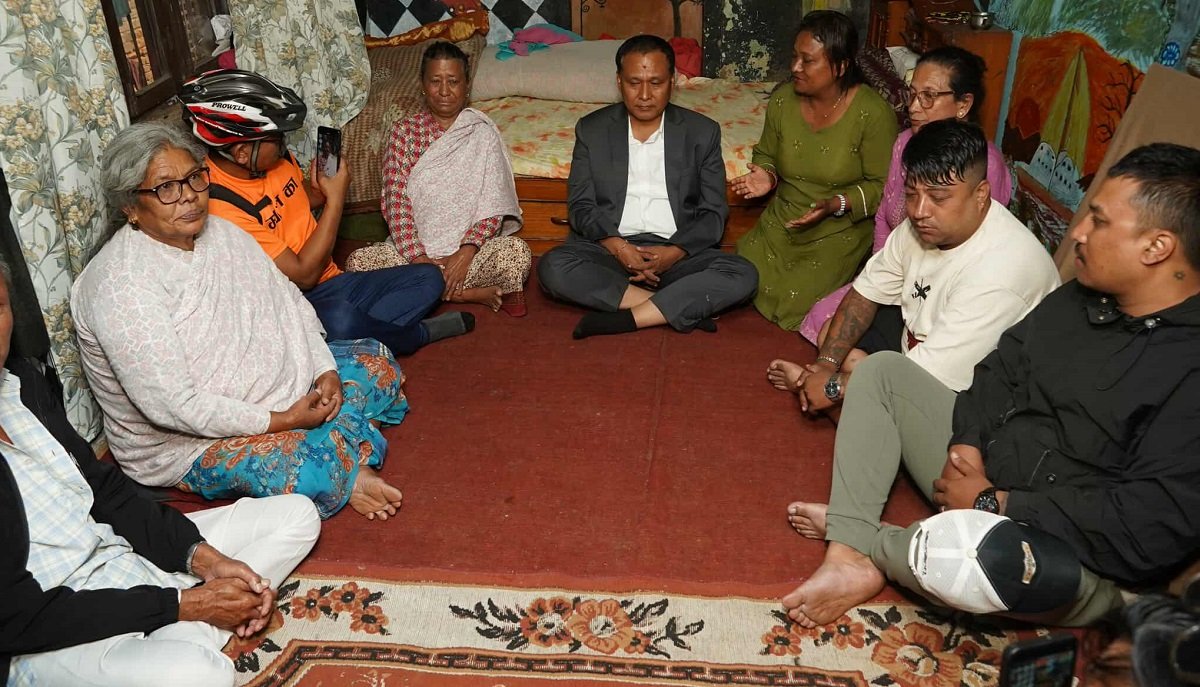 मन्त्री घिसिङद्वारा शहीद विनोद महर्जनको घरमै गएर श्रद्धाञ्जली