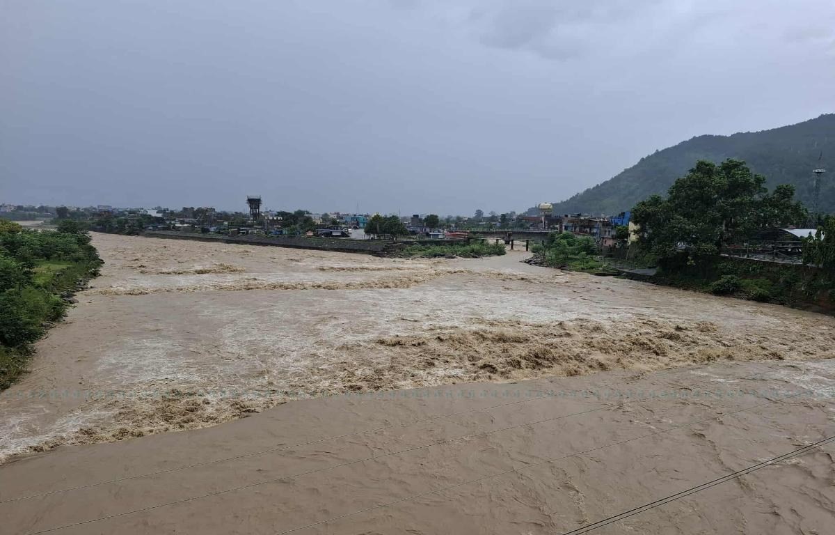 तिनाउमा जलसतह वर्षकै उच्च, तटीय बस्तीलाई सतर्कता